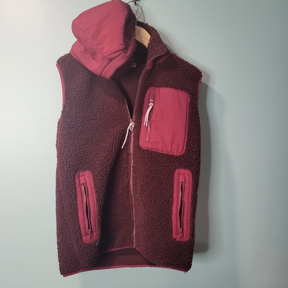 Jw Anderson X Uniqlo Red Hooded Faux Sherpa Hodded Vest Size S - Picture 1 of 3